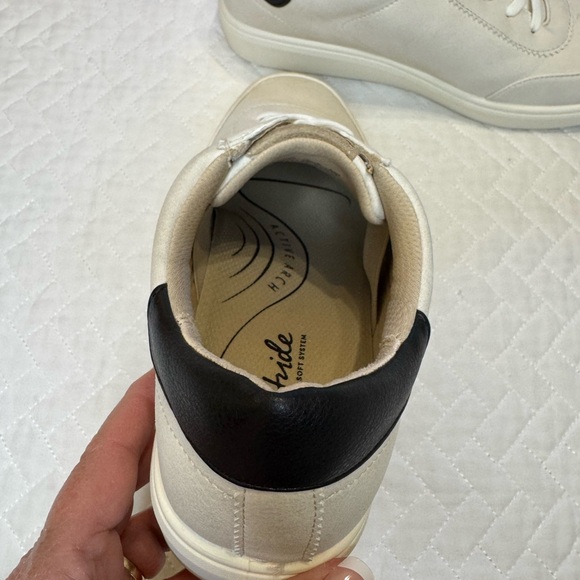 Off White LifeStride  Fashion Sneakers - Picture 3 of 6